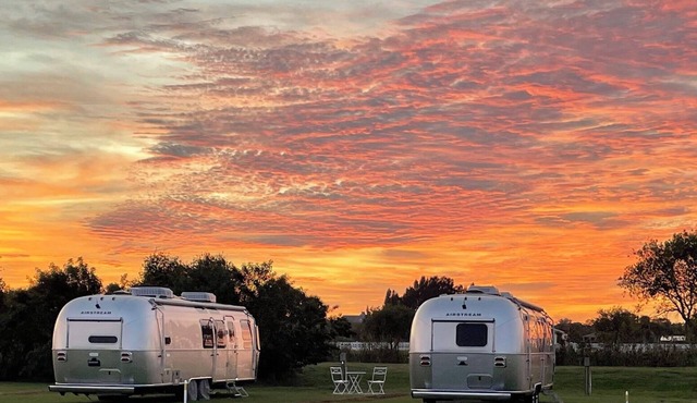 2024 Airstream Flying Cloud 30FB - Fishermans Hideaway Campsite Included