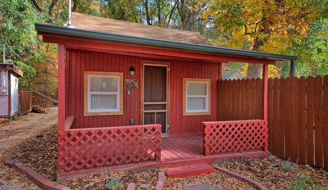 2024 Remodeled Creekside Cabin Steps to Downtown Manitou Springs Lic#9244nnnnnnn