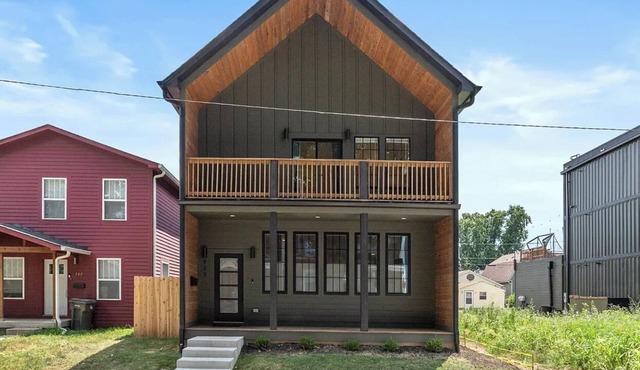 2025 Built Downtown 4BR Retreat: Gym, Rooftop Deck & Complimentary Bikes!