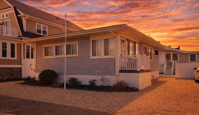 2025 LAVALLETTE Beach Block, Wifi, C- AC, sleeps 9, 2 Baths, 9 Houses to Beach!