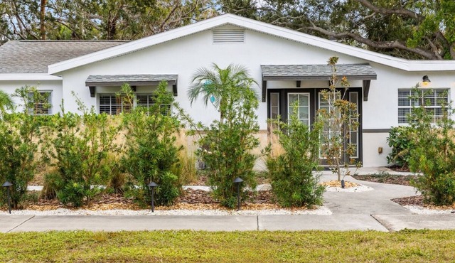 2025 Reno!Spacious 4Bedroom, Hot Tub, Putting Green & Fire Pit near MacDill!