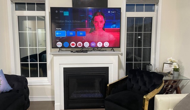 202501 Stunning 6 Bed 3.5 Bath Corner Detached Home Away From Home