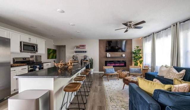 2026 FIFA Hub - Hot Tub, Fire Pit, Game Room, EV Charger, Walk to DTWN LS