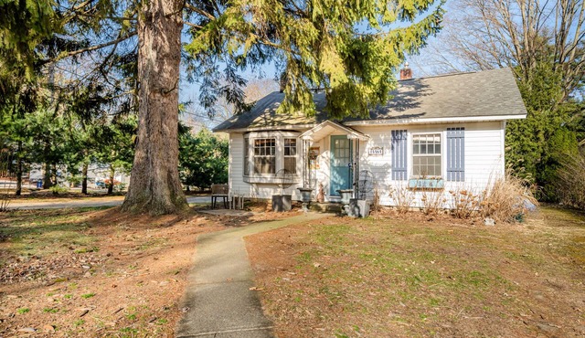 2026 OPEN! (3 Nt Min!) Lakeside Cottage Short Walk To Association Beach!