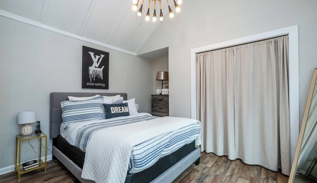 (2026 OPEN!) Three Oaks Unit Steps To Downtown! 2 Night Summer Min!