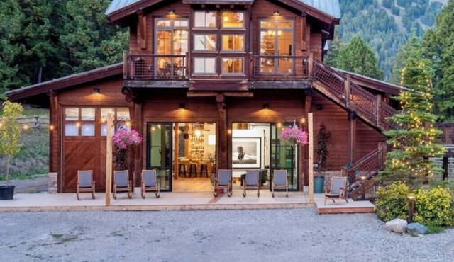 2026 Vacation Rental of the Year! Luxurious Home & Party Barn, Campfire area.