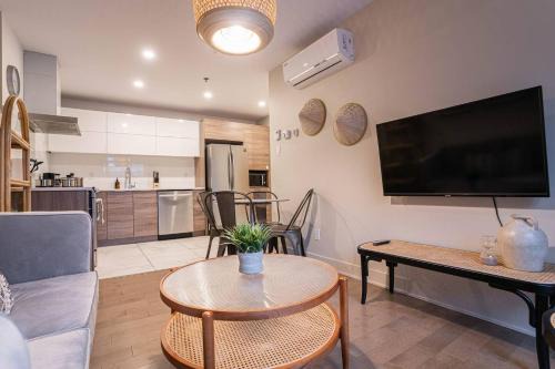 204 - Modern Cozy Suite with 2BR, Gym, Parking, DT & Airport