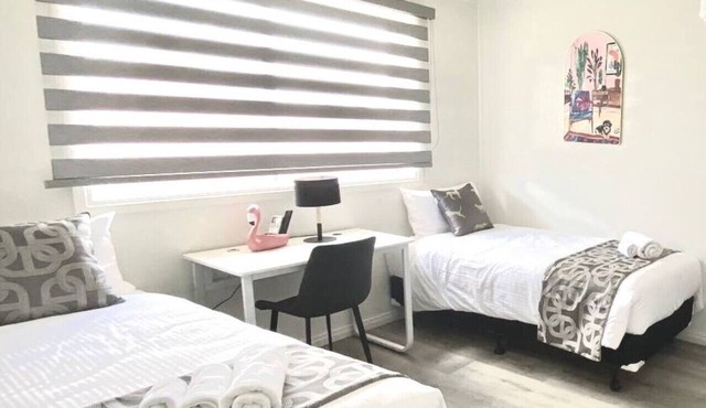 204 Stylish Twin BR w/Fast WiFi - 18 mins tram to CBD