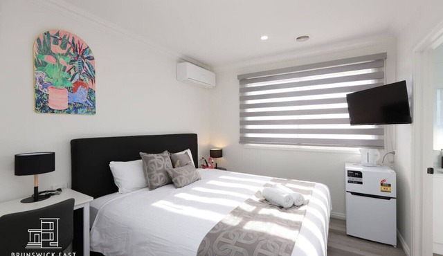 205 Modern King Room w/Private Ensuite Fast WiFi 18 mins tram to CBD