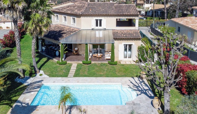 205 sqm Villa with Heated Pool – Near Cannes