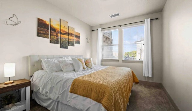 207 Butterfly Bungalow with Laundry, Pool, Gym & Garage