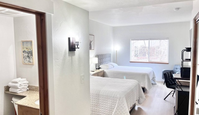 2070 | Newly Remodeled Double Queen Suite Near Park City