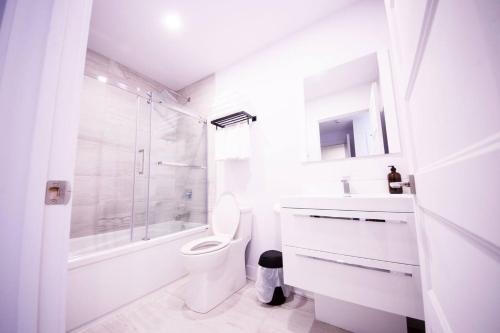 208 - Modern Cozy Bright Apt with 2BR,Gym,Prking,DT&Airport
