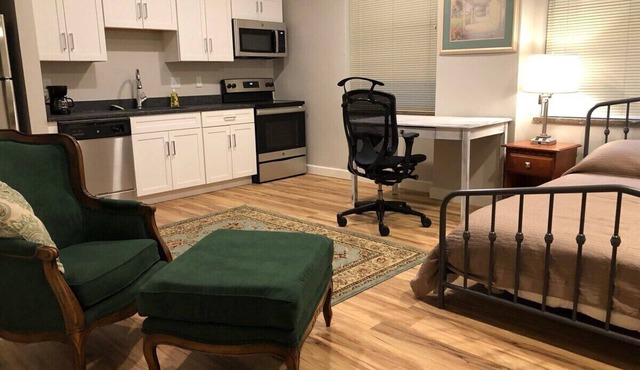 208 New downtown living Studio Queen fast Wi-Fi