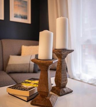 209 - Modern Home Ambiance 2 BR with Gym,Parking,DT&Airport