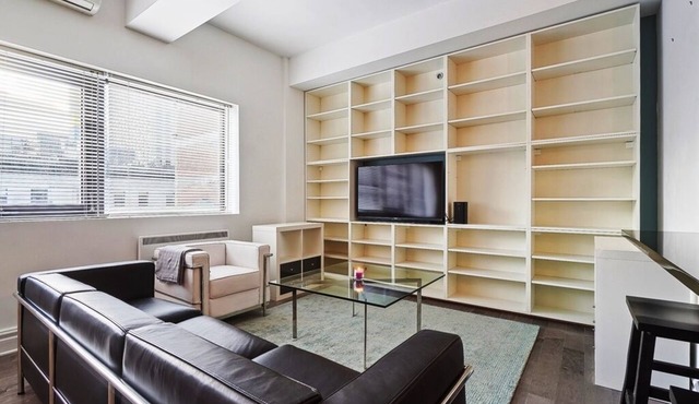 #209 Modern & Spacious Condo in Downtown