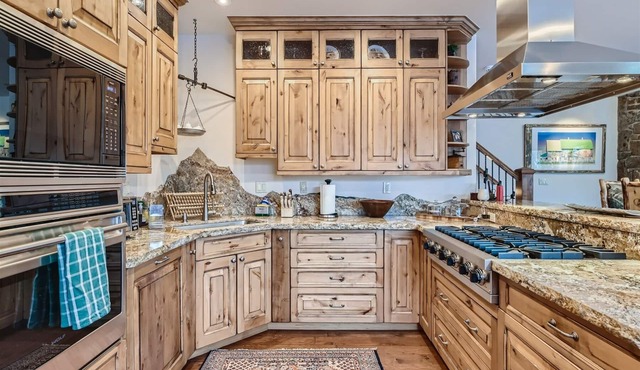 2095 Vermont Rd., West Vail Home -Hot Tub on Deck, Chef`s Kitchen, and Great Views!