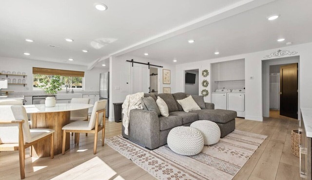 20ft from Hospital-Hospital Haven w/Sunroom