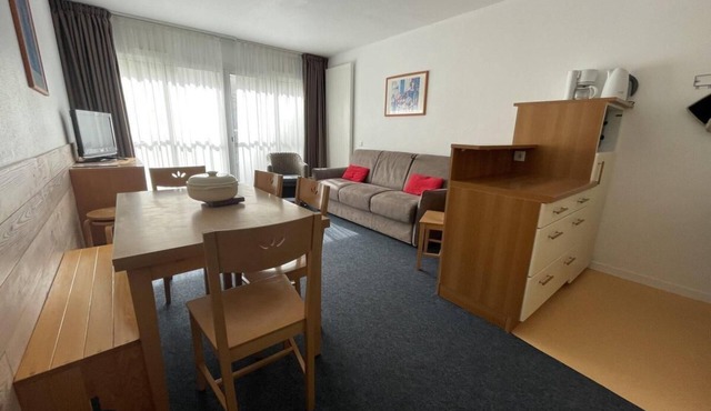 20m from resort center, 2nd floor, view ski slopes, fitness, swimming pool, sauna, tv, ski locker