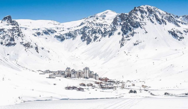 20m from resort center, 6th floor, view mountain/lake, balcony, tv, ski locker, 64m², Tignes