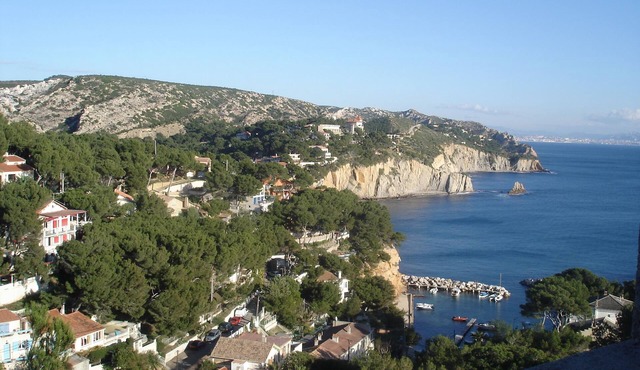 20m from the sea, in an authentic cove overlooking Marseille and its islands