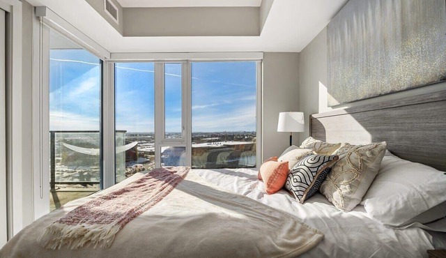 20th FL! Downtown - FREE Banff Pass, Parking, Wine!