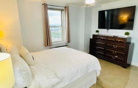 20th Flr Condo -Downtown Atlanta - Walk to Stadium- High Rise Hideaway