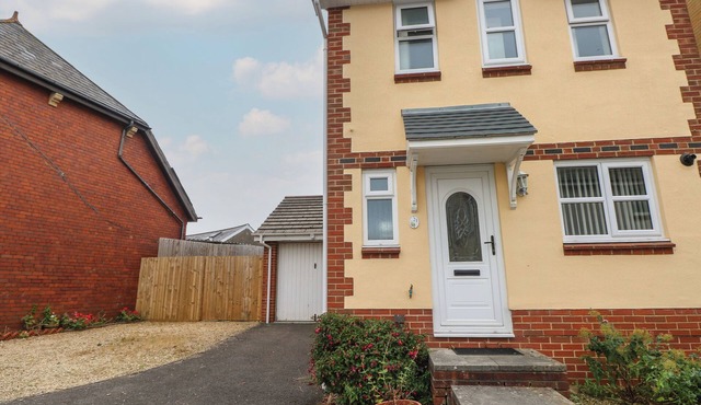 21 HEOL GYLFINIR, family friendly, country holiday cottage in Barry