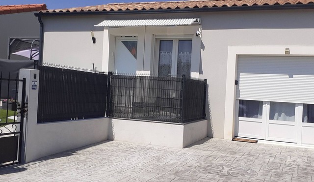 21 m2 room at the foot of the vineyards, beach 5kms away, all shops, quiet residence