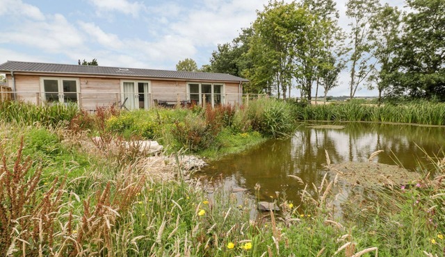 21 MEADOW RETREAT, pet friendly, country holiday cottage in Dobwalls