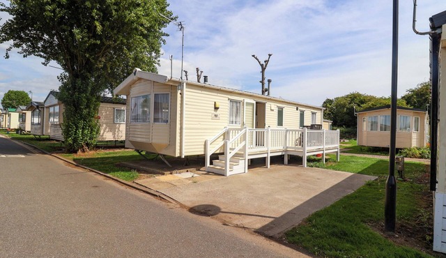 21 POPLAR AVENUE, pet friendly, with pool in Felixstowe, Suffolk