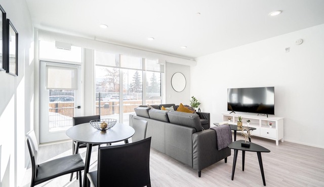 (210) Stunning 2BR/2BA in River East (1755)