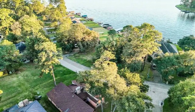 2100 Sq Ft, 4/3, A stone’s throw from Lake Conroe