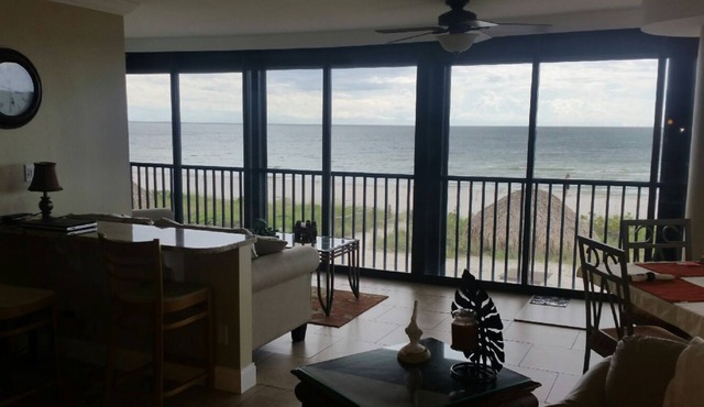 2100+ sq.ft beachfront condo + pool! Monthly discounts! (30 day minimum)