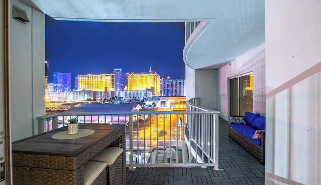 2100 SqFt Penthouse Suite : Strip Views! POOL GYM