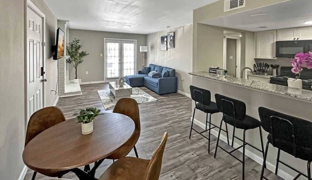 2104 · Cozy Addison Apt, Free Park Wi-Fi, Pool & Gym