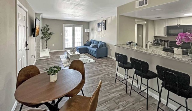 2106 · Cozy Addison Apt, Free Park Wi-Fi, Pool & Gym