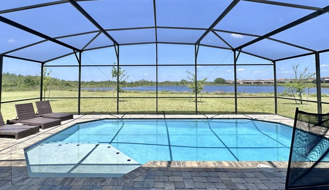 211MCV: Huge 6 En Suite Pool Home! 2 King Suites Sleeps 12!