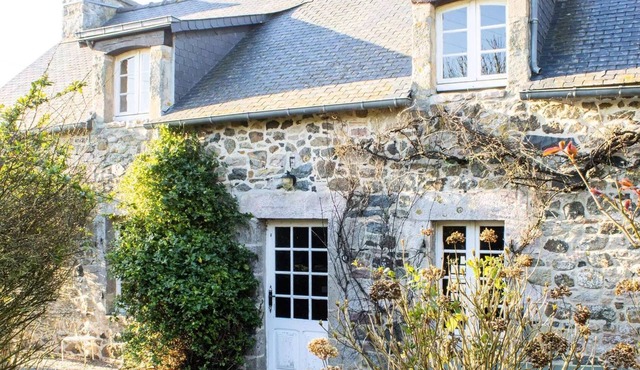 212 -House of character 10p between Erquy and Frehel