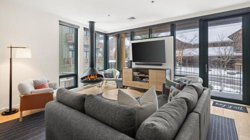 213- Spruce Peak Lodge Mountainside 3 Bed Treehouse unit sleeps 11