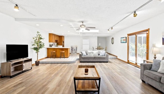 2134 Sacramento, Unit B (Back House) · Spacious 1BR House in Bakersfield