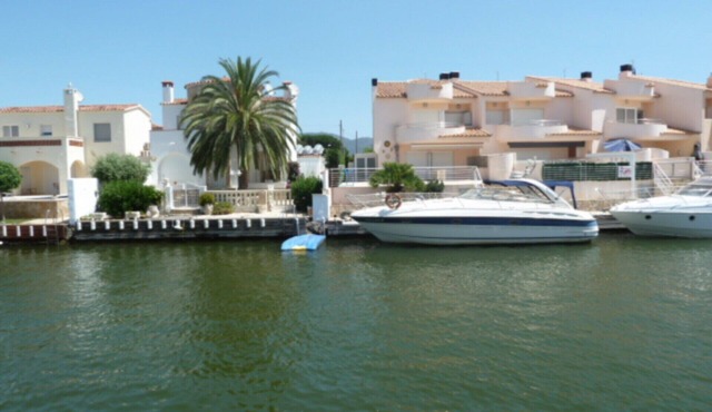 214-Nice fisher house and canal's view