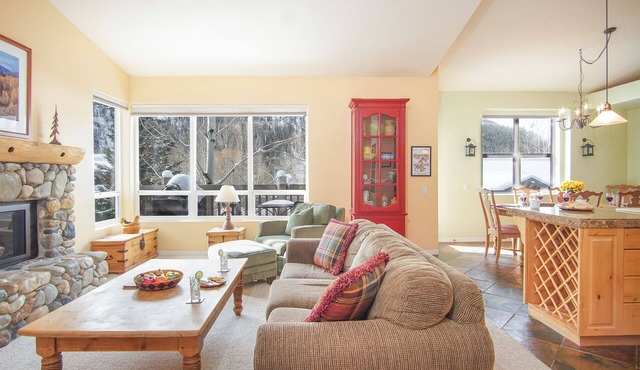 #215A-Great Location on the Bike/Ski path with garage: 10 minute Walk to Town & Lifts