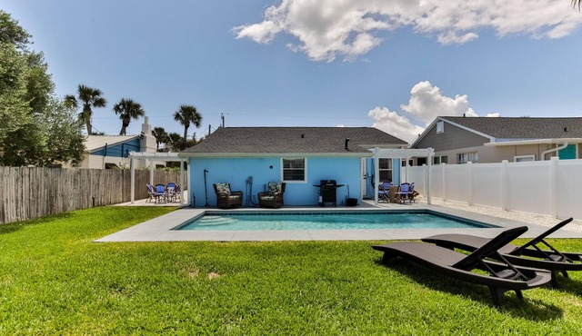 216 Kirkland Suite 2 - 2/1 beachside pool home!
