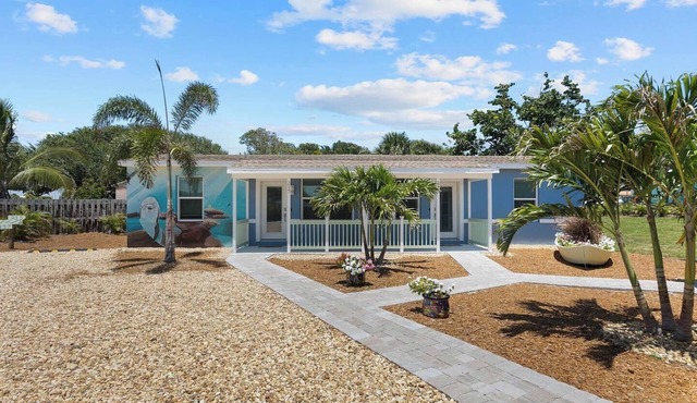 217 Dolphin | King Bed | BEACH | Walkable | Dog Friendly!