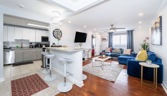 21Floor-2BR/1Bath/- King/Queen bed, Parking/Downtown view