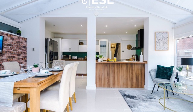 21LGDR - 3 Bedroom House with Garden Seating and Driveway Parking