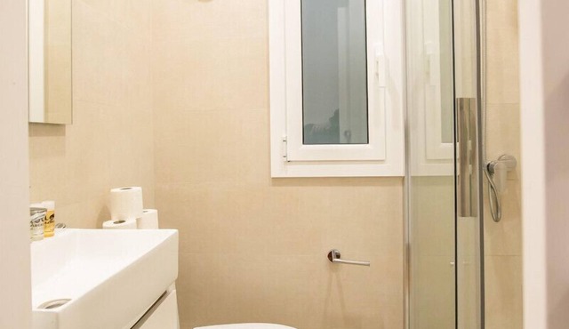 21PAR1005 Beautiful 2 bedrooms apartment