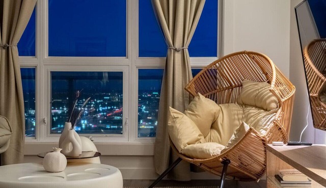 21st-Floor Penthouse City & Mountain Views