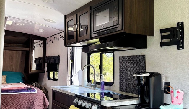 22 acre Glamping Retreat w/ private dog park & walking trail, Cleveland TN